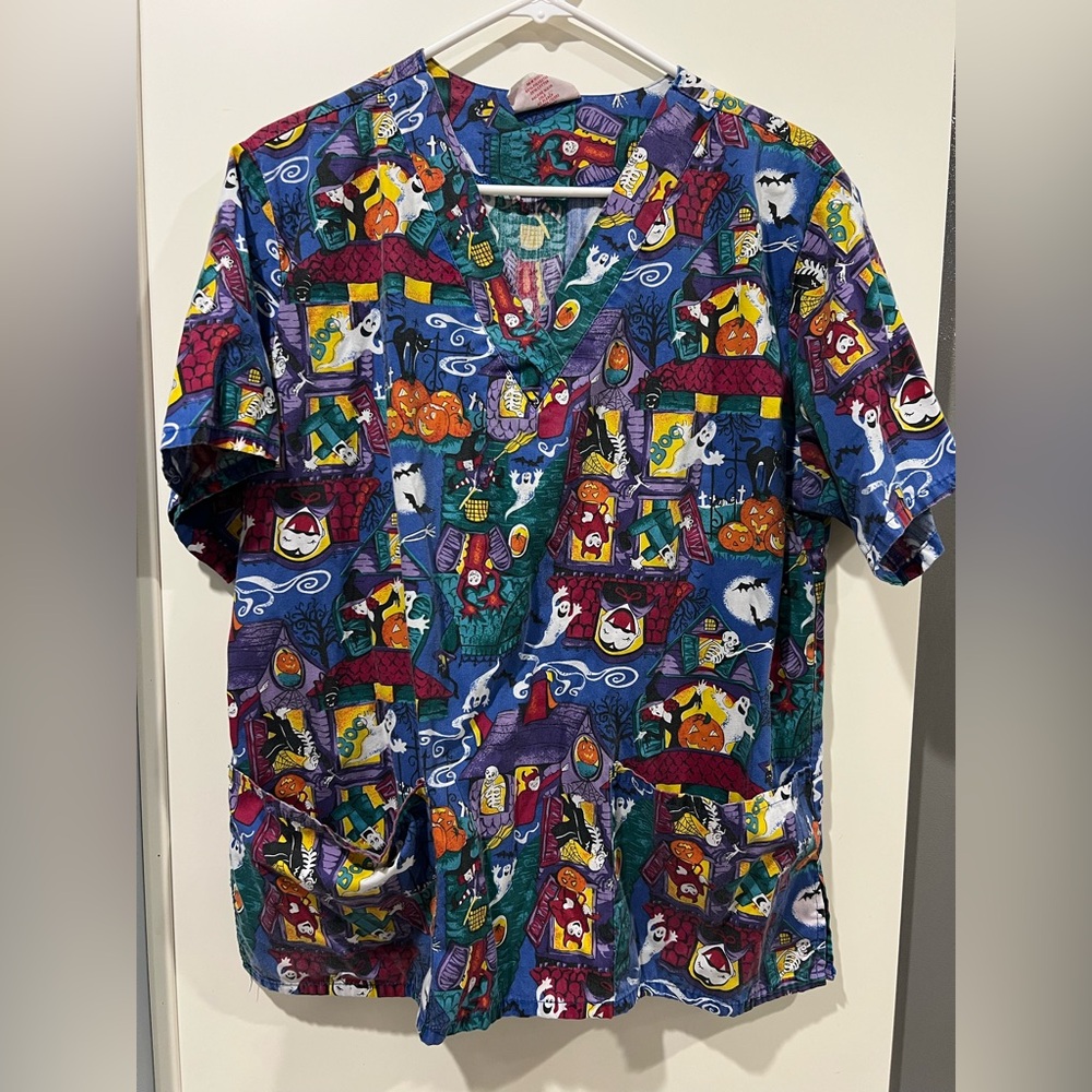 Halloween Print V-Neck Scrub Top - Multicolor